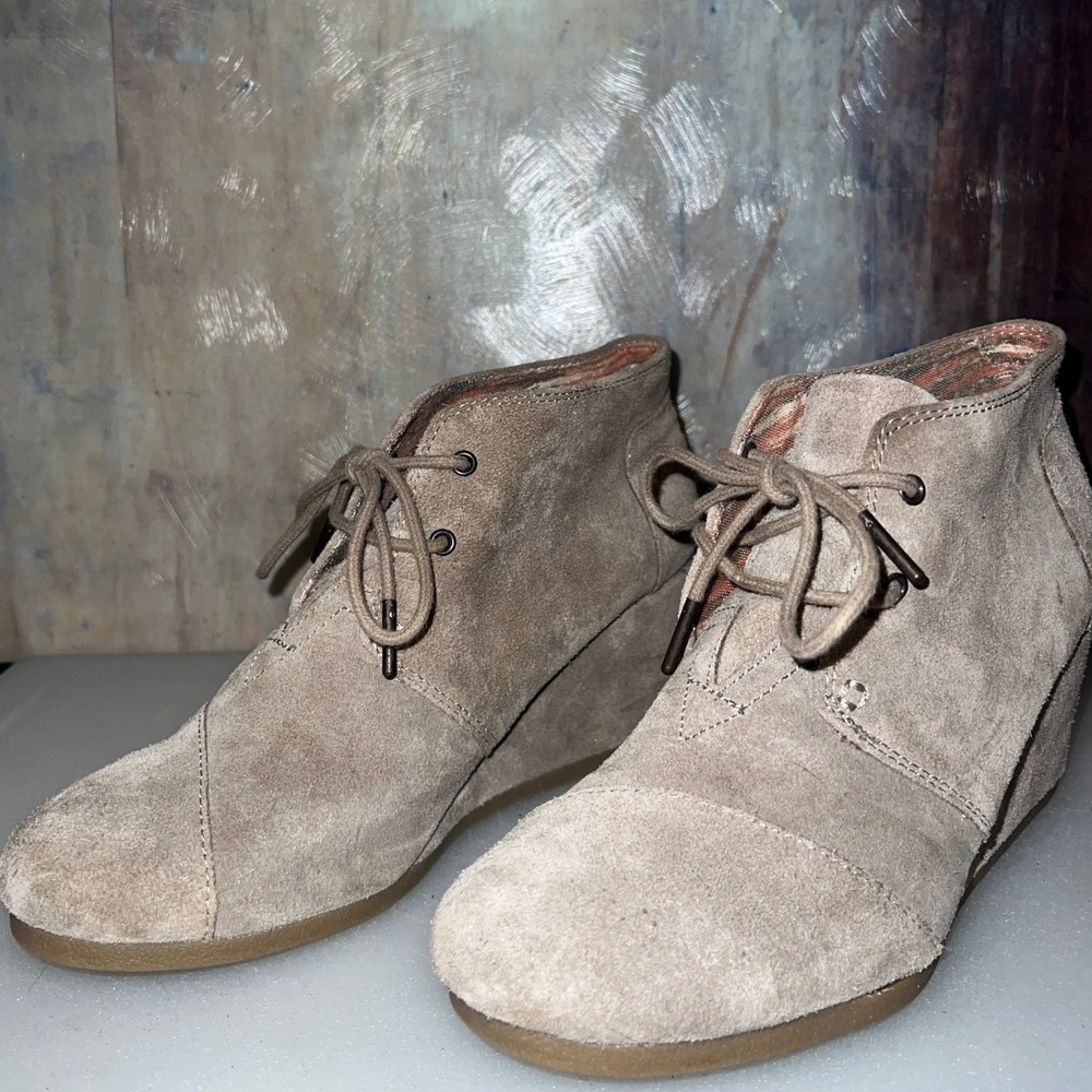TOMS Desert Wedge Booties Womens 9.5 Taupe Suede Excellent Lace Up Ankle Boots